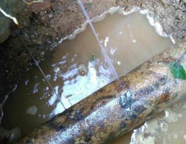 凤山楼顶渗水维修公司分享下地暖漏水的原因及检测方法。